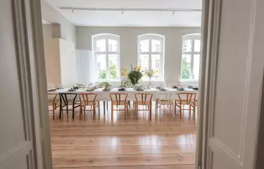 Eventlocation Berlin Dinnertafel Altbaulocation Design Stühle Tageslicht