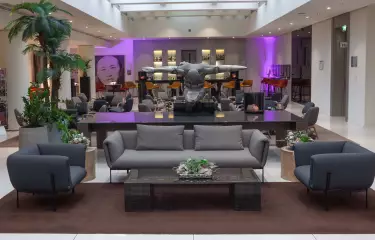 Lobby-Bereich mit Sitzmöglichkeiten