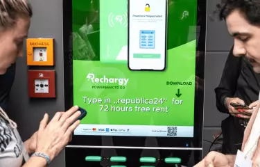 Rechargy Powerbankstationen auf dem Event Republica