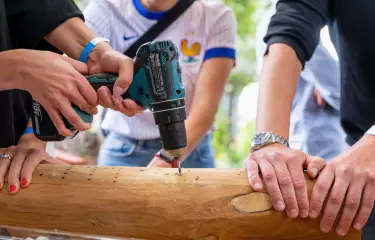 Menschen bauen eine Nisthilfe für Wildbienen