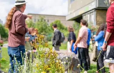 Menschen beim Rundgang durch den Wriezener Park