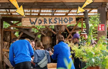 Menschen arbeiten an der Workshop Station im NIRGENDWO