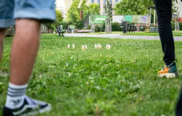 Menschen spielen Mölkky im Wriezener Park vor dem NIRGENDWO