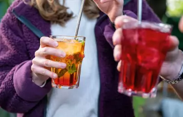 Menschen genießen Longdrinks im NIRGENDWO