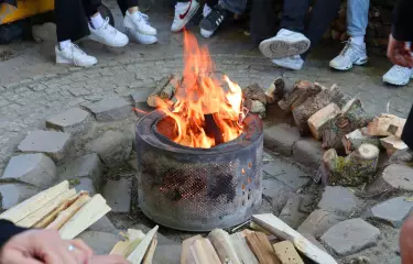 Menschen am Lagerfeuer im NIRGENDWO