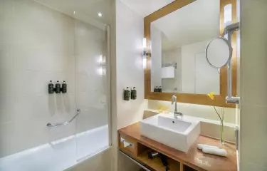 Dusche und Wanne in jedem Badezimmer