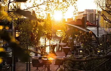 PATIO Ostterrasse im Sonnenuntergang