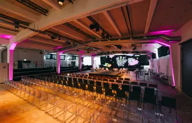 Main Hall - Reihenbestuhlung, Tribüne und Bühnen