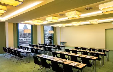 Parlamentarische Bestuhlung Meetingraum Sevilla