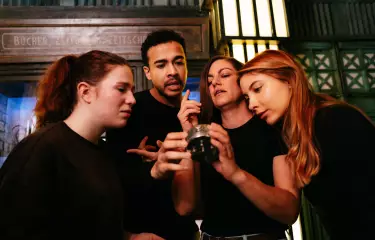 Komplett ins Spiel vertieft: Ein Team rätselt bei EXIT Escape Room Games