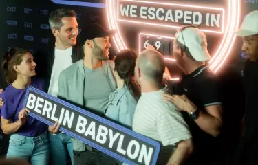 Geschafft! Ein Team posiert nach dem Spiel für ein Foto