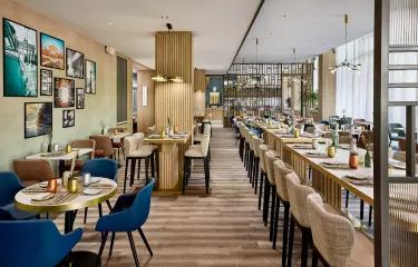 Restaurant mit Tischen und Stühlen