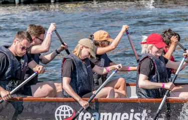 Teamgeist in einem Boot 