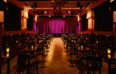 Blick durch den Saal auf die Bühne des Chamäleon Theaters.