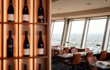 Restaurant o.G. mit Weinregal