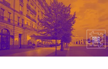 Außenansicht vom Adlon Kempinski Berlin mit Logo vom Berlin Meeting Campus Unter den Linden 