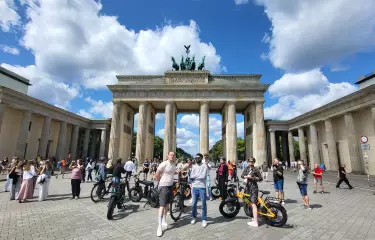 Mit E-Cruisern am Brandenburger Tor