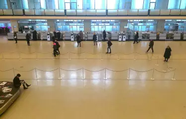 Halle mit Menschen und Registrierungscounter