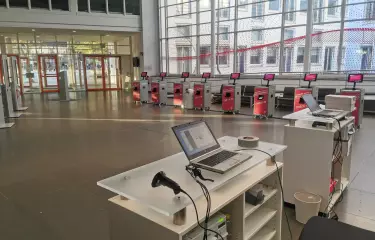 Registrierungscounter gebrandet in leeren Empfangsbereich