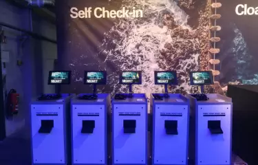 Selbstregistrierungscounter vor gebrandeter Wand