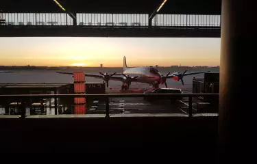 Flugzeug mit Propeller und Sonnenuntergang