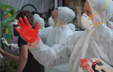 Meeting Guide Berlin, timebandits, Graffiti Event, Sprayer, Mural, Schutzanzug, Farben, bunt, Spraydose