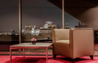 Sky Lounge mit Blick auf den Reichstag bei Nacht