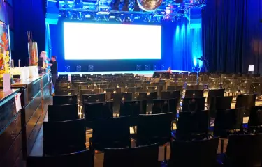 Main-Indoorbereich mit Reihenbestuhlung