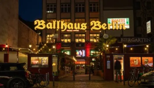 Beleuchteter Eingang des Ballhaus Berlin bei Nacht, mit Lichtern und Menschen