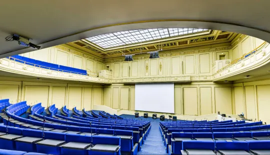 historischer Hörsaal mit blauen Sitzbezügen