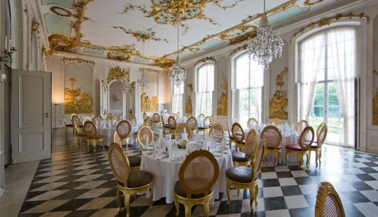 Tagungssaal mit Holzstühlen