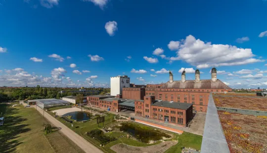 Außenansicht Malzfabrik Weitwinkel bei blauem Himmel und Wolken