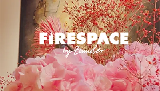 Rosa und rote Blumen vor abstraktem Hintergrund, Text in der Mitte platziert.