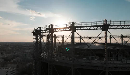 Blick über den Gasometer bei Sonnenuntergang