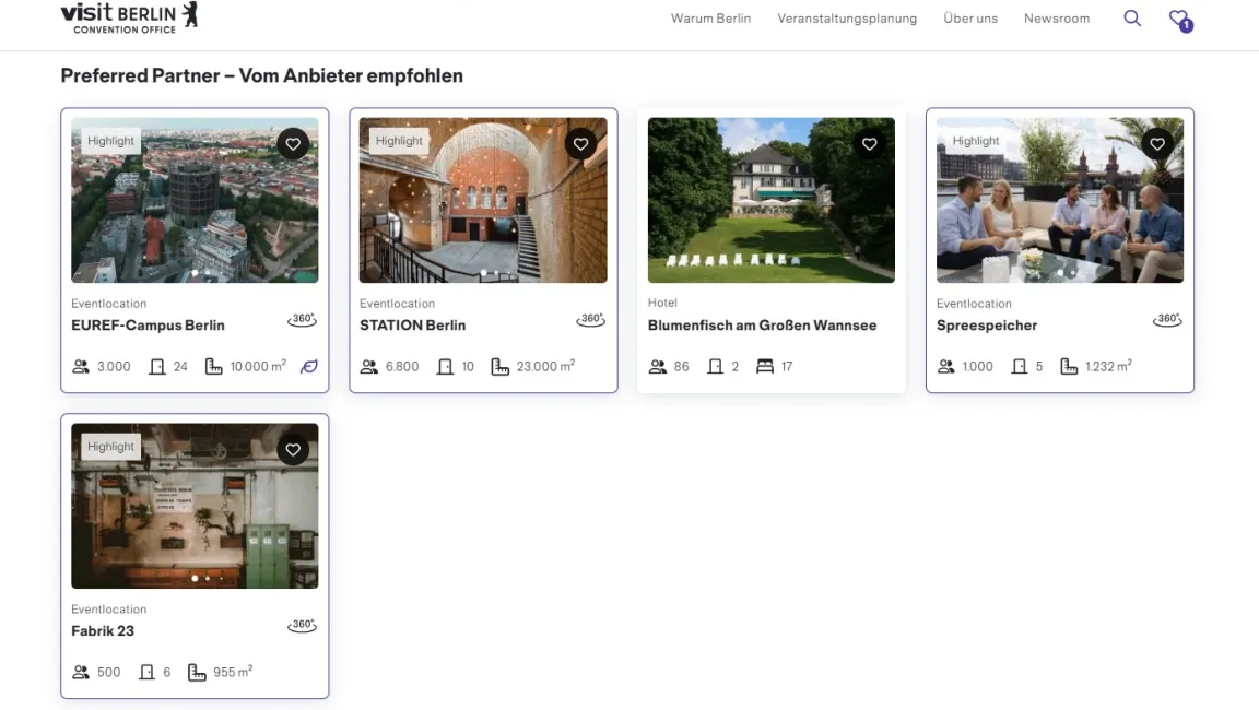 Fünf Unterkunftskarten mit Fotos und Bewertungen auf einer Buchungsplattform.