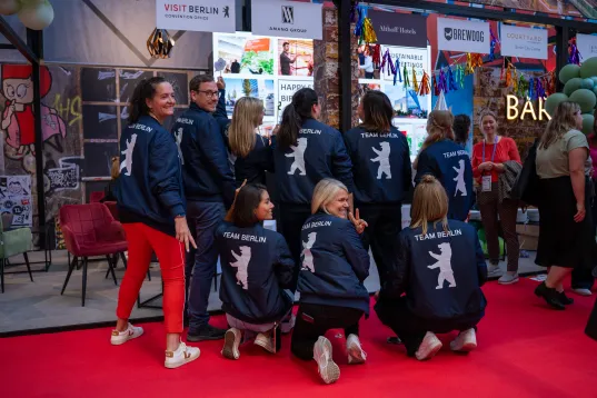 IMEX Messe 2024 in Frankfurt am Main, visitBerlin Stand, Gruppenfoto mit gebrandeten Jacken