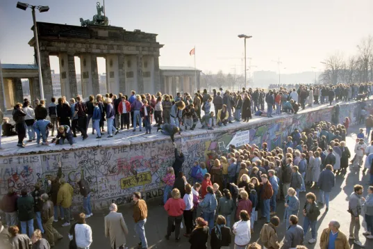 Berlin Wall 1989, fall of the Wall in front of the Brandenburg Gate