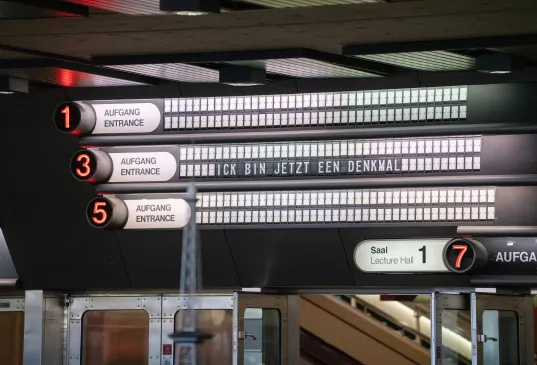 Display board in the ICC Berlin reading “Ick bin jetzt een Denkmal,” marking the building’s monument status.