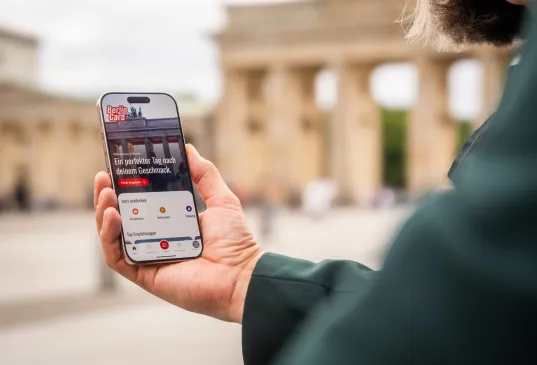 Examples of use Berlin WelcomeCard app in front of the Brandenburg Gate