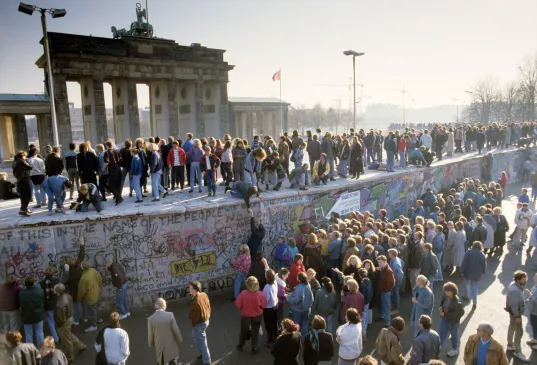 Berlin Wall 1989, fall of the Wall in front of the Brandenburg Gate