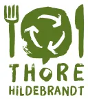 Grünes Logo mit Gabel, Messer und Recycling-Symbol, darunter Text "Thore Hildebrandt".