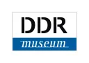 Logo des DDR Museums mit schwarzer und weißer Schrift auf blauem Hintergrund.