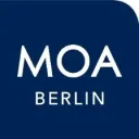 Dunkel blaues Logo des MOA Berlin Hotels mit moderner, klarer Schrift