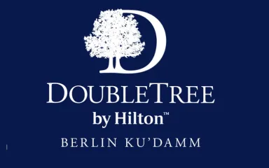 Logo von DoubleTree by Hilton Berlin Ku’damm mit weißem Baum auf blauem Hintergrund.