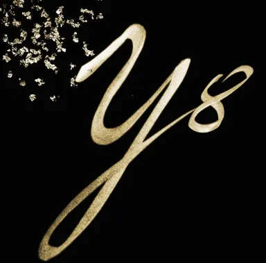 Goldene Kalligrafie "Y8" mit Glitzer auf schwarzem Hintergrund