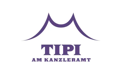 Lila Zelt-Silhouette über dem Schriftzug "TIPI AM KANZLERAMT" auf weißem Hintergrund.