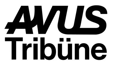 Schwarzes Logo mit der Aufschrift "Avus Tribüne" in fetter Schrift.