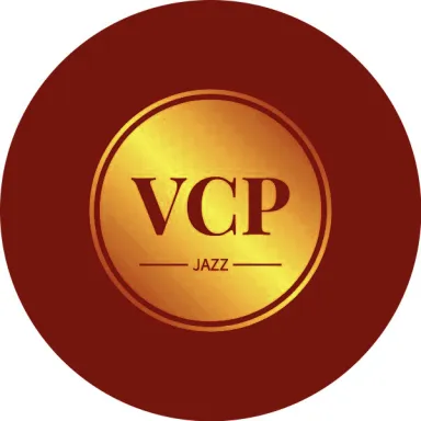 Goldenes VCP Jazz-Logo auf dunkelrotem Kreis.