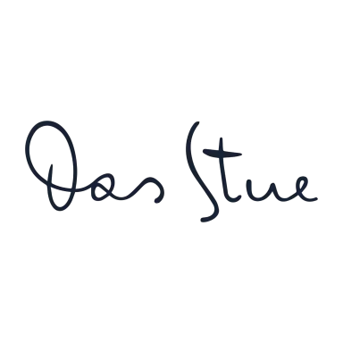 Logo mit handschriftlichem Text „Das Stue“ in dunkler Schrift.