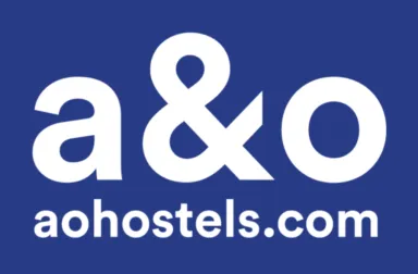 a&amp;o Logo auf blauem Hintergrund, Text: aohostels.com